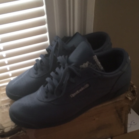 Like new rare navy blue Reebok princess sz 9.5 womens - Picture 2 of 2